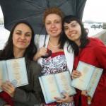 Римма Нуянзина (справа) с однокурсницами после получения дипломов