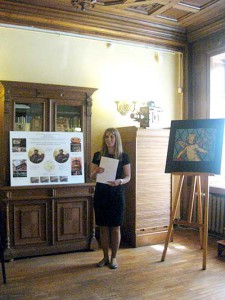 Мария Гаврилова и выполненная ею копия фрагмента витража В.Д.Сверчкова (справа)