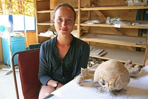 Даша Грекова с черепом скифа