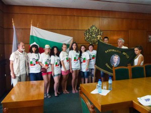 Группа студентов-страноведов с проф. Д.В.Севастьяновым на приеме в мэрии г.Плевен пред выходом в Национальный поход