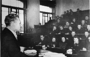 Профессор А.Д.Александров читает лекцию в ЛГУ. 1950-е годы