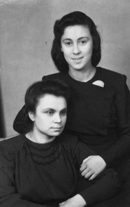 Валентина Ивановна Виноградова- Сергеева (с дочерью Татьяной) —  автор рассказа об оккупации  деревни Хорошево. 1950 год