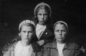 А.П.Аверьянова и ее дочери Галина и Эльвира. Елабуга. Сентябрь 1942 года