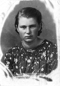 Галина Аверьянова в год окончания  средней школы. Июнь 1944 года