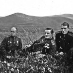 «На сопках Муньчжурии». Слева Н.Н.Аверьянов. 1945 год