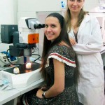 Студентки бакалавриата кафедры эмбриологии Ася Давидьян и Катя Купряшова на летней практике по экспериментальной эмбриологии позвоночных животных. Под бинокуляром —- куриное яйцо, один из основных объектов эмбриологов