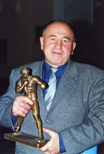 Б.Г.Тихонов с кубком Санкт-Петербурга, завоеванным командой СПбГУ в 1992 году