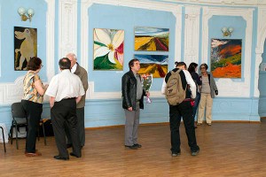 На открытие выставки пришли петербургские художники и искусствоведы