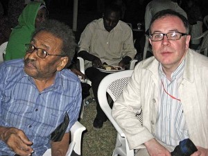 Автор материала  с одним из крупнейших суданских писателей Тадж ас-Сирром  Хасаном, которого спустя несколько дней после этой встречи не стало.