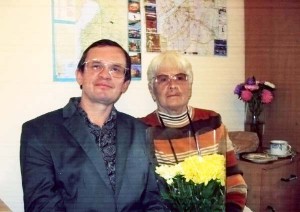 Игорь Шнуренко, выпускник 1979 года и старейший сотрудник гимназии Нина Кировна Гуткова