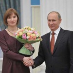 Надежда Бокач получает награду из рук президента РФ Владимира Путина
