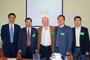 Глава делегации КНР профессор Хэ Цзенке (второй слева), профессор А.В.Петров и члены делегации КНР
