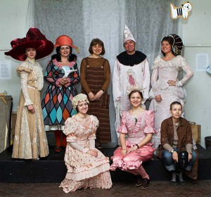 Л.П.Конникова (стоит в центре) с коллегами и студентами 5 курса, демонстрирующими костюмы из оформленных ею фильмов