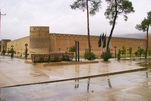 Дворец (крепость) Керим-Хана. Один из самых крупных архитектурно-исторических памятников Шираза. Четыре крепостные башни по углам и стены высотой 12 м и шириной 3 м.