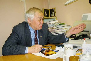 Профессор Асалхан Ользонович Бороноев на своем рабочем места —  на кафедре теории и истории социологии
