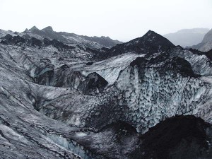 Ледник, покрытый пеплом после извержения вулкана Эйяфьядлайекюдль