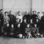Высшие курсы П.Ф.Лесгафта. В центре — П.Ф. Лесгафт; справа от него стоит И.Д.Стрельников. 1905–1908 годы