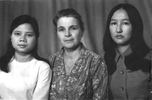 Слева направо: Ле Тхи Кам Ньюнг, студентка из ДР Вьетнам, доцент  В.А.Черкасова, Светлана Пинигина-Яйя, студентка из Якутии. 1972 год