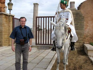 И.В.Герасимов рядом с конным стражем усыпальницы марокканских королей  и древней мечети Фото: Н.Н.Дьяков