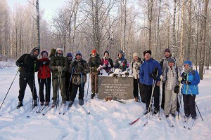 Участники лыжного похода у памятника на месте опорного пункта Роща «Круглая»