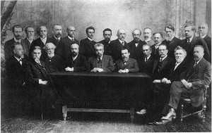 В.И.Вернадский (стоит третий справа) среди профессоров, покинувших  Московский университет в знак протеста против политики  министра народного просвещения в феврале 1911 года