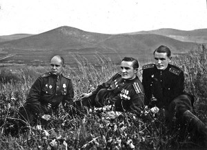 «На сопках Муньчжурии». Слева Н.Н.Аверьянов.  1945 год