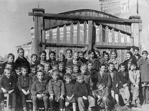 Подопечные А.П.Аверьяновой, эвакуированные из Ленинграда.  Село Сентяк. Сентябрь 1943 года