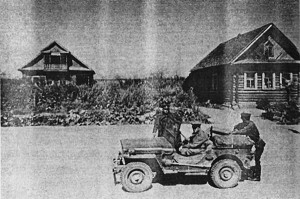 Слева дом, в котором командующий войсками Калининского фронта генерал- полковник А.И.Еременко встречался с Верховным Главнокомандующим. Дер. Хорошево, 5 августа 1943 года. Фото Б.Вдовенко