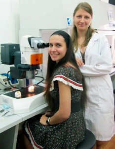 Студентки бакалавриата кафедры эмбриологии Ася Давидьян и Катя Купряшова  на летней практике по экспериментальной эмбриологии позвоночных  животных. Под бинокуляром —- куриное яйцо, один из основных объектов  эмбриологов