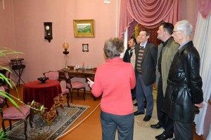Делегация СПбГУ знакомится с домом-музеем И.И.Шишкина
