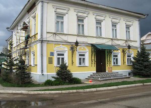 В этом доме жил В.И.Смирнов, о чем повествует мемориальная доска.  В 1942 году я ходил к ним взять почитать детские книжки
