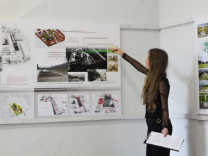 Екатерина Гладышева показывает модули планируемого университетского комплекса