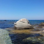 Камни причудливой формы вдоль западного побережья острова Наксос