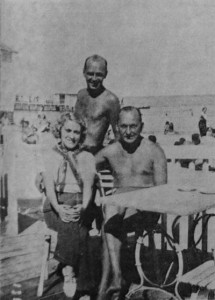 Агнесса Петерсен, Иван Мозжухин и Александр Вертинский на пляже в Довиле. 1934 год